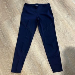 Old Navy navy activewear leggings with mesh inset